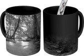 Magische Mok - Foto op Warmte Mok - Een donkere rivier midden in een Deens bos - zwart wit - 350 ML