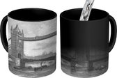 Magische Mok - Foto op Warmte Mok - tekening van de Tower Bridge in zwart-wit - 350 ML