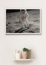 Poster In Witte Lijst -  Maanlanding - Astronaut op de maan - Buzz Aldrin & Neil Armstrong - Large 50x70