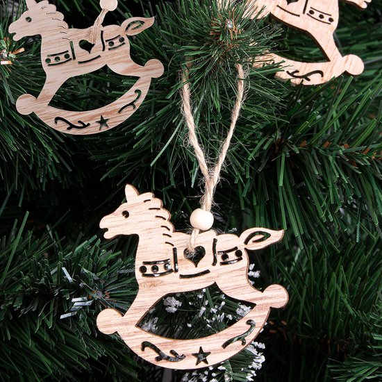 Houten kersthanger hobbelpaard met sterdecoratie, hangend aan een kerstboom.