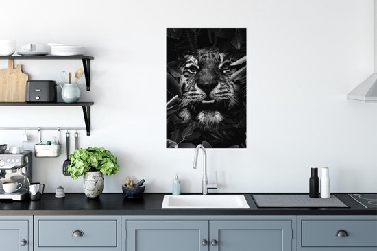 Affiche Tigre entre les plantes - noir et blanc - 60x90 cm