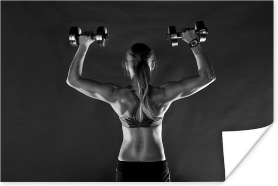 Poster Een vrouw houdt twee gewichten omhoog tijdens fitness - zwart wit - 90x60 cm