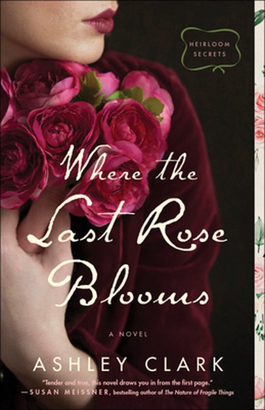 Boekomslag van 'Where the Last Rose Blooms' met een vrouw die roze rozen vasthoudt, tekst 'HEIRLOOM SECRETS' en 'Where the Last Rose Blooms'.