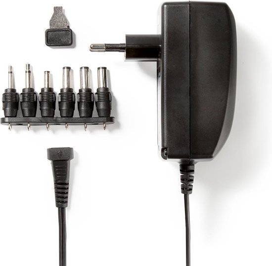 Nedis universele AC-adapter verpakking met de tekst 'Universal AC Adapter with an output voltage of 3 to 12 V', 6 pluggen en USB-poort.