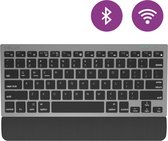 Delux K3300D Ergonomisch Compact draadloos toetsenbord - Bluetooth + 2.4ghz - Stille Scissors toetsen - Oplaadbaar - Zwart/zilver - Met stoffen palmsteun - QWERTY/US