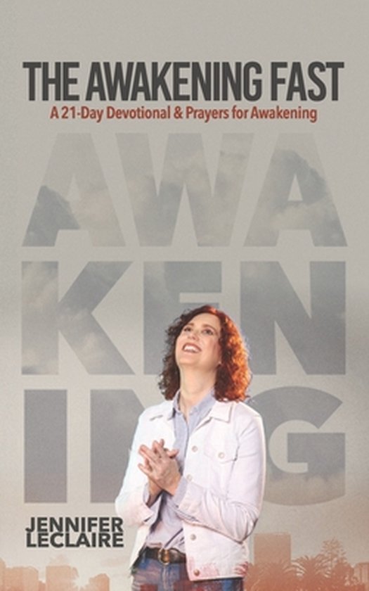 De kaft van 'The Awakening Fast', een boek met de tekst 'A 21-Day Devotional & Prayers for Awakening' en de naam Jennifer LeClaire. Een vrouw bidt met haar handen gevouwen.