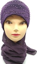 Elegante paarse hoofddoek, hijab met kralen.