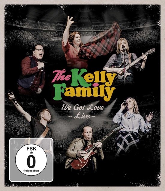 The Kelly Family 'We Got Love - Live' Blu-ray. Zes bandleden treden op in een arena, sommigen zingen, anderen spelen gitaar. FSK 0 keurmerk.