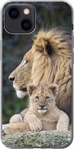 Geschikt voor iPhone 13 mini hoesje - Volwassen leeuw met jong - Siliconen Telefoonhoesje