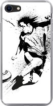 Geschikt voor iPhone SE 2020 hoesje - Een illustratie van een persoon die een voetbal richting doel schiet - Jongens - Jongetje - Kind - Siliconen Telefoonhoesje