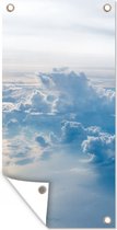 Tuinposter Luchtfoto van blauwe hemel met wolken - 30x60 cm - Tuindoek - Buitenposter