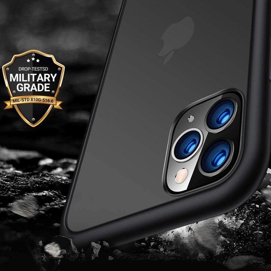 Close-up van de camera-uitsparing van een matzwarte, transparante iPhone 13 hoes. Het 'Military Grade' logo is zichtbaar.