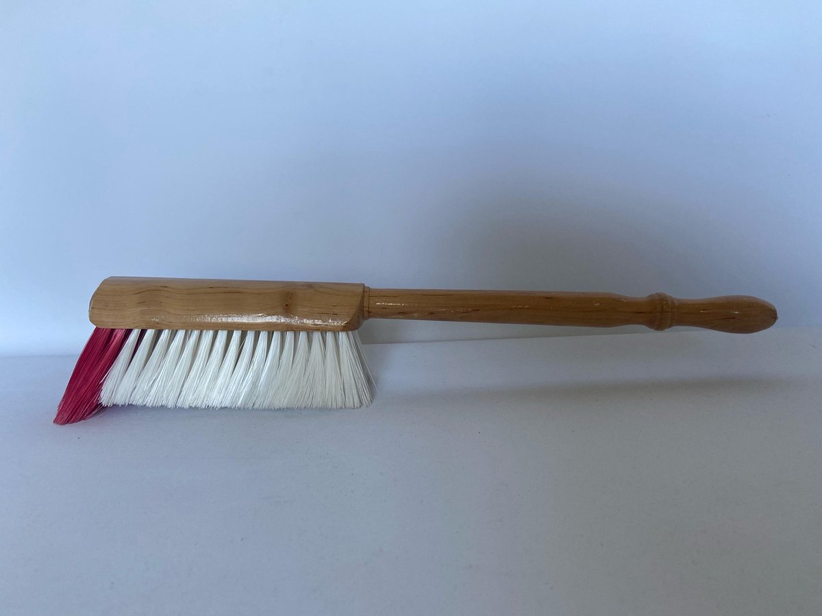 Goedkoopste Handborstel nylon met rode baard en afgelakte houten handgreep