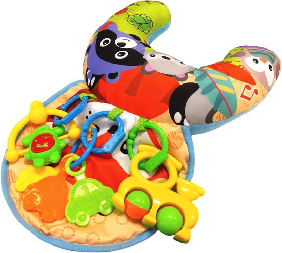 Buiktrainerkussen met speelgoed, waaronder rammelaars en een knisperend autootje. Ontwerp met dieren en bladeren.