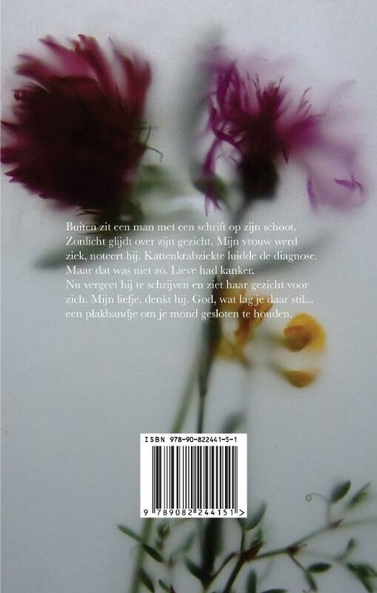 Boekcover met bloemen in paars en geel. Tekst: Buiten zit een man met een schrift op zijn schoot...