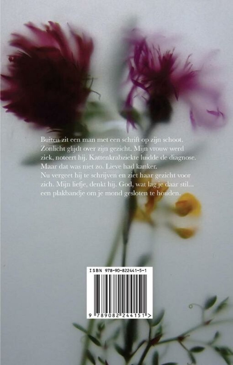 Boekcover met bloemen in paars en geel. Tekst: Buiten zit een man met een schrift op zijn schoot...