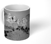 Mok - De Amerikaanse Mount Rushmore in South Dakota tijdens een zonnige dag - zwart wit - 350 ML - Beker