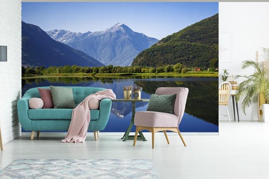 Papier peint photo vinyle - Un reflet d'un grand sommet de montagne dans l'eau du lac de Côme largeur 450 cm x hauteur 300 cm - Tirage photo sur papier peint (disponible en 7 tailles)