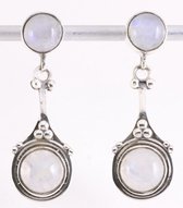 Lange bewerkte zilveren oorstekers met regenboog maansteen
