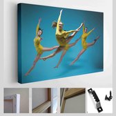 Onlinecanvas - Schilderij - De Moderne Balletdansers Dansen Een Grijze Achtergrond Art Horizontaal - Multicolor - 115 X 75 Cm