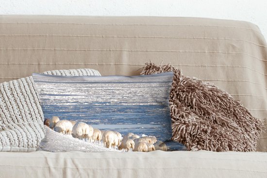 Sierkussen Mer des Wadden pour l'intérieur - Moutons sur la digue de la mer des Wadden - 50x30 cm - Coussin intérieur rectangulaire en coton