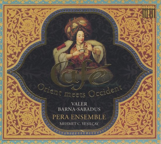 Café Orient meets Occident albumhoes met schildering van vrouw in Ottomaanse kleding met tulband, drinkend uit een kopje.