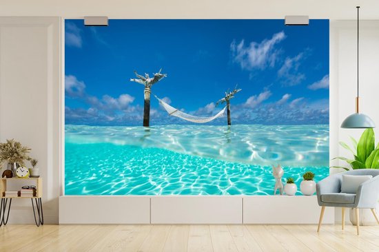 Papier peint Papier peint photo en vinyle - L'eau bleu clair avec un hamac au bord de l'océan Indien largeur 450 cm x hauteur 300 cm - Tirage photo sur papier peint (disponible en 7 tailles) / Mer et plage