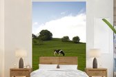 Behang - Fotobehang Koe - Dier - Landschap - Breedte 225 cm x hoogte 350 cm
