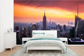 Behang - Fotobehang Zonsondergang over het Empire State Building - Breedte 385 cm x hoogte 240 cm