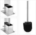 Zilverkleurige toiletrolhouder met rechthoekige wc-borstelhouder. Close-up van de houder en de zwarte borstel.