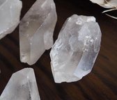 Bergkristal ruwe punt edelsteen Kracht & Energie ±4cm in linnen kado zakje