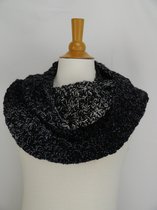Handgemaakte sjaal / colsjaal in zwart, zilver,vleugje wit, grijs met glinsterdraad, tunnelsjaal ronde sjaal gehaakt