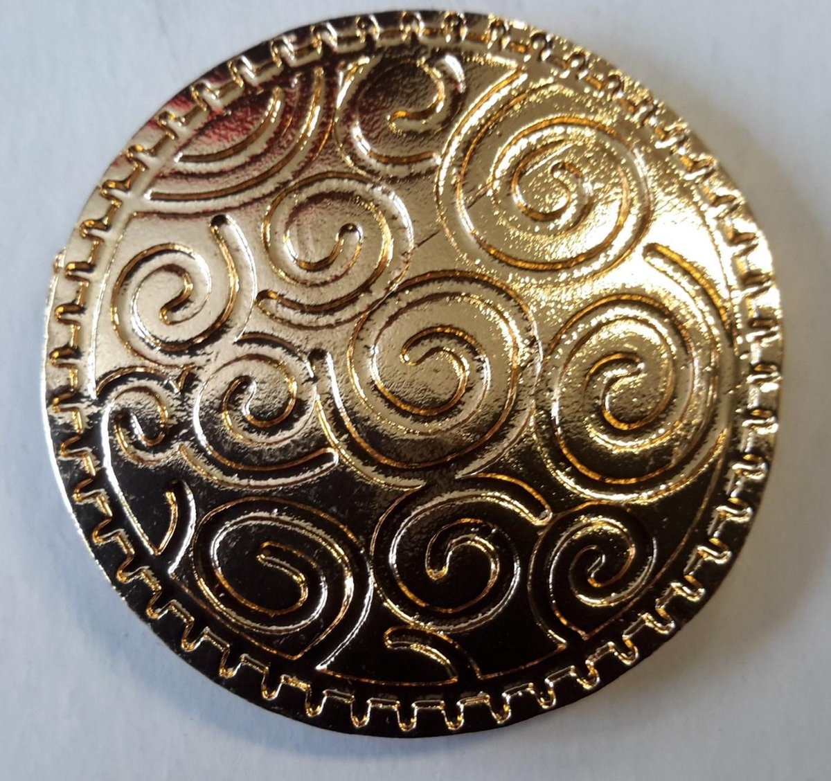 Goudkleurig magneet broche prachtig krullen rond, voor sluiten omslagdoek, sjaal en vest om te sluiten zonder gaatjes te veroorzaken.