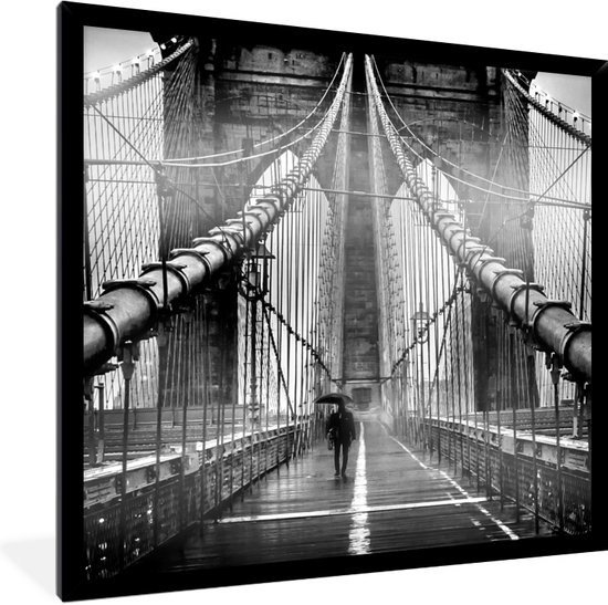 Affiche avec cadre Pont de Brooklyn sous la pluie en noir et blanc