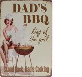 Wandbord – Dad’s BBQ - Barbeque - Retro -  Wanddecoratie – Reclame bord – Restaurant – Kroeg - Bar – Cafe - Horeca – Metal Sign – 20x30cm