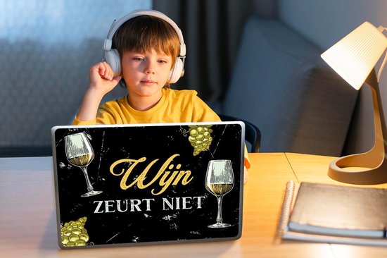 Laptop sticker - 10.1 inch - Wijn - Wijnglazen - Spreuken - 25x18cm - Laptopstickers - Laptop skin - Cover - Cadeau voor vrouw