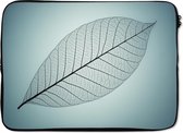 Laptophoes 13 inch - Beeld van een bladskelet van botanisch blad op de achtergrond met de kleur cyaan - Laptop sleeve - Binnenmaat 32x22,5 cm - Zwarte achterkant