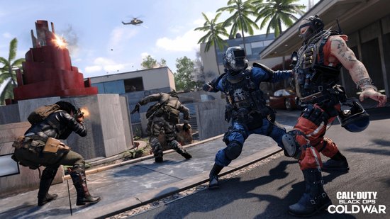 Personages in gevechtspakken vechten buiten bij gebouwen. 'Call of Duty: Black Ops Cold War'.