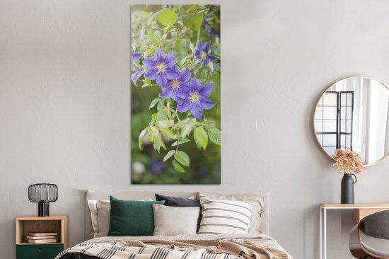 Tableau sur toile Fleurs violettes sur une plante grimpante - 80x160 cm - Décoration murale