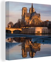Canvas Schilderij De Notre Dame kathedraal weerspiegelt in het water in Parijs - 20x20 cm - Wanddecoratie