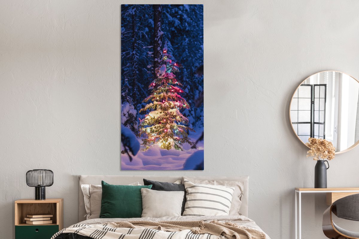 Une Devanture De Magasin Avec Un Sapin De Noël Illuminé Devant Elle