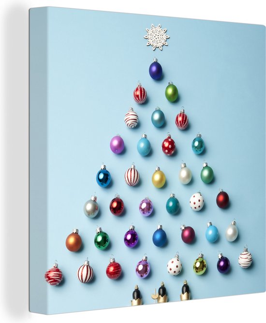 Canvas Schilderij Een kerstboom gemaakt van kerstballen op een lichtblauwe achtergrond - 50x50 cm - Wanddecoratie