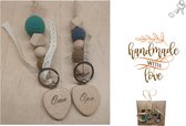 Houten Sleutelhangers – Setje van 2 – Opa Cadeau - Oma Cadeau – Kerstcadeau Oma + Opa - Verjaardagscadeau Opa en Oma – 100% recyclebaar – Milieuvriendelijke Sleutelhangers voor Opa