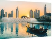 Toeristische boot voorbij prachtige fonteinen in Dubai - Foto op Dibond - 90 x 60 cm