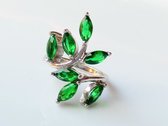 Zilveren ring met groen Kristal maat 17.75