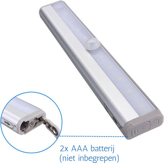 Een zilverkleurige LED-lamp met bewegingssensor. Een cirkel toont het open batterijcompartiment voor '2x AAA batterij (niet inbegrepen)'.