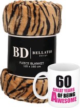 Cadeau verjaardag 60 jaar vrouw - Fleece plaid/deken tijger print met 60 great years awesome mok