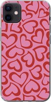Geschikt voor iPhone 12 mini hoesje - Een illustratie van behang met rode hartjes - Siliconen Telefoonhoesje