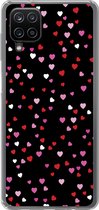 Geschikt voor Samsung Galaxy A12 hoesje - Een illustratie met hartjes op een zwarte achtergrond - Siliconen Telefoonhoesje