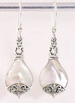 Traditionele bewerkte zilveren oorbellen met parelmoer
